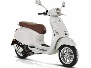 VESPA PRIMAVERA 50 E5 BIANCO 2024 WEIß MIT HELM UND TOPCASE