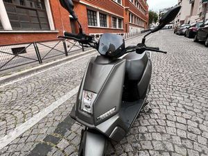 SCOOTER ÉLECTRIQUE PINK ME 50 CC QUASI NEUF, PRÊT À ROULER, IDÉAL POUR PARIS