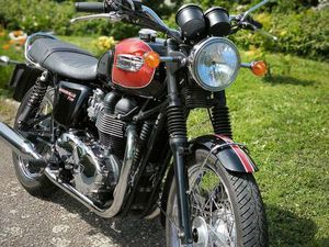TRIUMPH BONNEVILLE T100