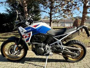 BMW F 900 GS GOMME ENDURO E STRADALI .