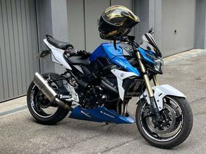 SUZUKI GSR 750