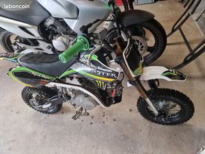 MOTO ENFANT 88 YCF■MONTÉ AVEC PNEUS CROSS DONNE EN PLUS PNEUS SLICK..■4 VITESSES SEMI-AUTOMATIQUE, DÉMARRAGE KICK■BON ÉTAT ■PAS D’ÉCHANGE