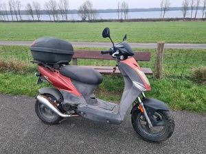 KYMCO AGILITY 45KMH ROLLER MIT KOFFER UND ANHÄNGERKUPPLUNG