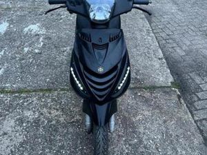 PIAGGIO ZIP 2018 - MAT ZWART MET LED — SCOOTERS | PEUGEOT — MARKTPLAATS
