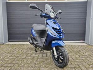 PIAGGIO ZIP 4T E4 BROM BJ 06-2019 BMW BLAUW 2121KM + OPTIES! — SCOOTERS | PIAGGIO — MARKTPLAATS