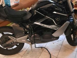 MOTOS. STREET HUNTER TS. ÉLECTRIQUE