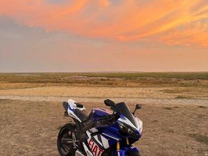 YAMAHA R1