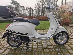 ② VESPA SPRINT 125IÈ ABS SPORT.MET VELE OPTIES.2500 KMS.