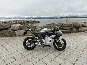 CFMOTO 675 SR-R / DEKKTRYKK / 3 SYLINDRET / RÅSKINN PÅ 2 HJUL MÅ SEES OG HØRES