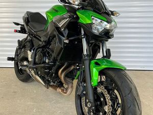 KAWASAKI Z650 MIT WENIG KM INKL STURZBÜGEL