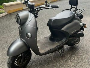 ? SCOOTER RÉTRO JM MOTORS MIA 50 — IL N’A PAS ROULÉ, MAIS IL A GARDÉ DU STYLE