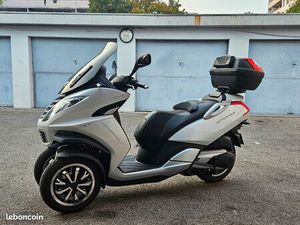 SCOOTER PEUGEOT METROPOLIS 400 EN TRÈS BON ÉTAT