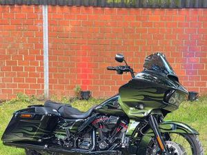 HARLEY-DAVIDSON ROAD GLIDE CVO FARBE ENVIOUS GREEN FADE 121 PS