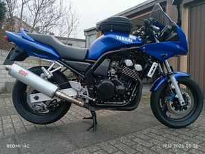 YAMAHA FZS 600