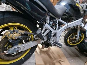 MOTORRAD MIT TEILEN AN BASTLER