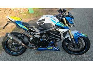 SUZUKI GSR 750 SUPER ACCESSORIATO