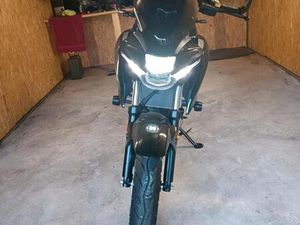 SUZUKI GSX-S SCHWARZ