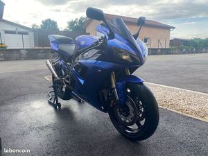 YAMAHA R1