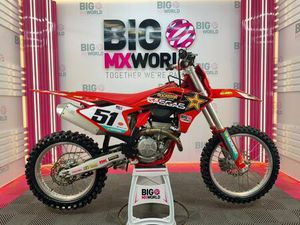 GAS GAS MCF 350 2024 - ONLY 33 HOURS - STOCK - NEW PLASTICS & GRAPHICS