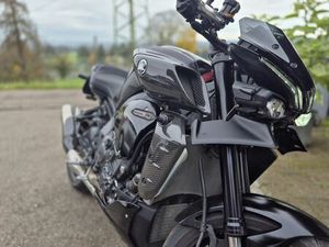 YAMAHA MT10 MIT AKRAPOVIC, CARBON UND KOMFORTSITZ