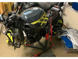 SUZUKI 750 GSXR K4 RENNSTRECKENMOTORRAD