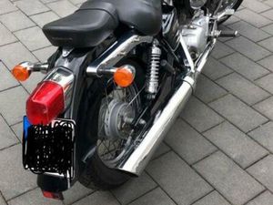 SCHWARZES CRUISER MOTORRAD MIT CHROMDETAILS HONDA SHADOW VT125 JC
