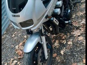 YAMAHA FZS 600