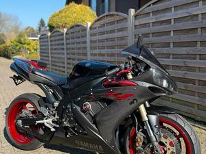 YAMAHA R1 RN12 MIT CARBON VERKLEIDUNG - UNIKAT - EINZELSTÜCK