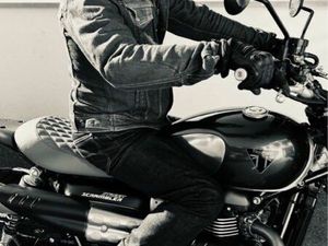 TRIUMPH 900 STREET SCRAMBLER ?À METTRE AU PIED DU SAPIN ?