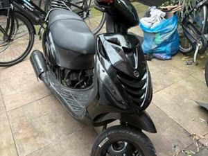 PIAGGIO ZIP 125CC GETUNED - GELD OF RUILEN TEGEN RUNNER A1 — SCOOTERS | PIAGGIO — MARKTPLAATS