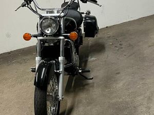 SCHWARZES MOTORRAD CRUISER MIT WINDSCHILD UND TASCHEN