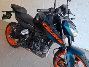 ② KTM 125 DUKE NOUVEAU MODÈLE 2500KM - ÉTAT NEUF !!!!
