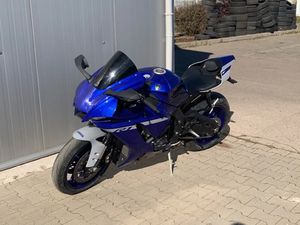 YAMAHA YZF-R1 →