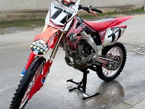 ЗДРАВЕЙТЕ ПРОДАВАМ HONDA CRF250R С КОМЕНТАР НА МЯСТО →
