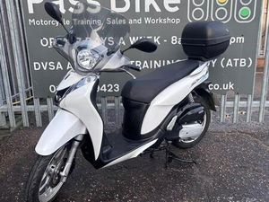 2014 HONDA SH125 MODE 125 CC AUTOMATIC TWIST AND GO SCOOTER - 3403 MILES