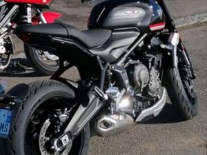 TRIUMPH TRIDENT 660 - 2022 - 1300 KM QUASIMENT NEUVE BRIDÉ A2 + POIGNÉE