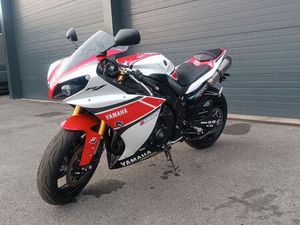 YAMAHA R1