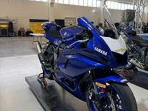 YAMAHA R7