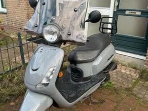 GRIJZE SYM FIDDLE 2 (2021) INCL. ACCESSOIRES — SCOOTERS | SYM — MARKTPLAATS