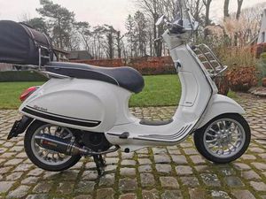② VESPA SPRINT 125IÈ ABS SPORT.SLECHTS 2500 KMS.BJ 08-2015.