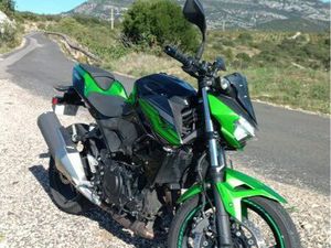 KAWASAKI Z400 - 2020 - 10 500 KM - EXCELLENT ÉTAT + ACCESSOIRES NEUFS