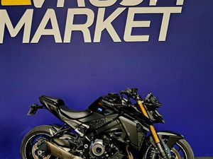 SUZUKI GSX-S1000 FULL BLACK 2023 PREMIÈRE MAINS