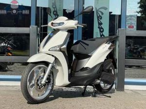 PIAGGIO LIBERTY 50 BIANCO LUNA 4T IGET 2025 (BJ 2025) — SCOOTERS | PIAGGIO — MARKTPLAATS