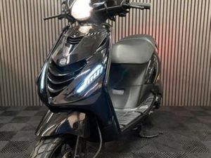 PIAGGIO ZIP 2021 4T 3V 1E EIGENAAR FULL OPTION GLANS ZWART — SCOOTERS | PIAGGIO — MARKTPLAATS