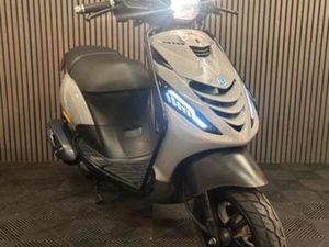 PIAGGIO ZIP BROM 2022 1E EIGENAAR FULL OPTION NARDO GREY — SCOOTERS | PIAGGIO — MARKTPLAATS