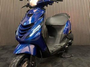 PIAGGIO ZIP BROM 2022 4T 3V 1E EIEGNAAR BMW BLAUW FULLOPTION — SCOOTERS | PIAGGIO — MARKTPLAATS