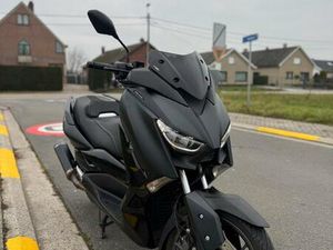 ② YAMAHA XMAX 125 8000 KM AKRAPOVIC