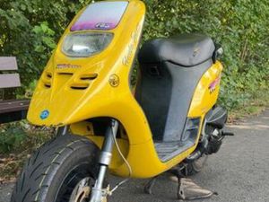 PIAGGIO TYPHOON 125 - GELE MOTERSCOOTER — SCOOTERS | PIAGGIO — MARKTPLAATS