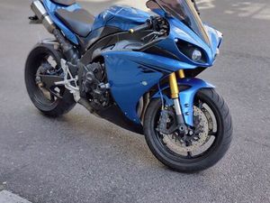 YAMAHA R1 – 2011 – LIGNE AKRAPOVIC – TRÈS BON ÉTAT