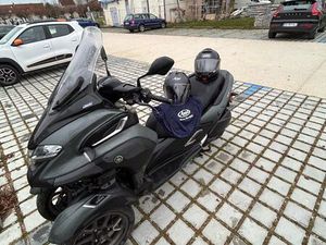 YAMAHA TRICITY 300 – 2021 – AUCUN FRAIS À PRÉVOIR – CASQUE ARAI + CASQUE SHOEI
